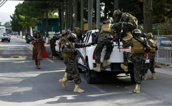 塔利班檢查被摧毀的美國直升機