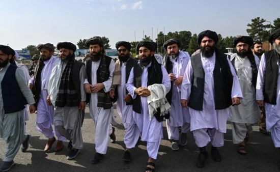 塔利班檢查被摧毀的美國直升機