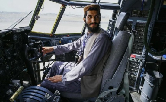 塔利班檢查被摧毀的美國直升機