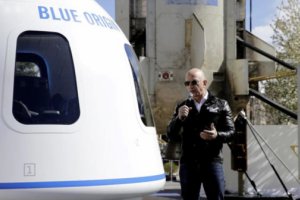 美國法官對杰夫·貝佐斯在月球著陸器套裝中的藍(lán)色