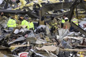 肯塔基州梅菲爾德在龍卷風過后像一堆“火柴棍”