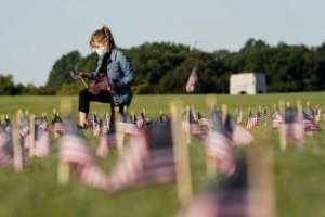 美國(guó)新冠疫情死亡人數(shù)超過90萬(wàn)