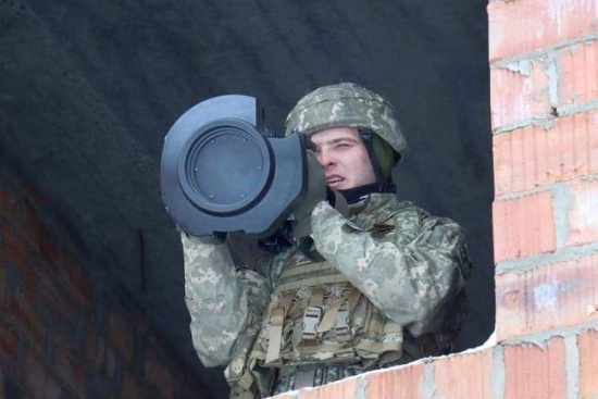 烏克蘭士兵扛反坦克導彈上火線