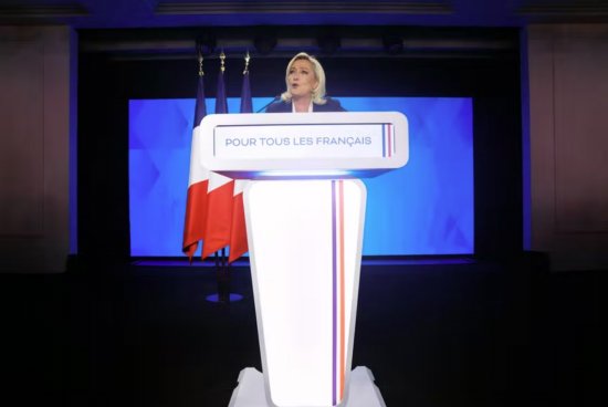 法國的勒龐承諾繼續(xù)與馬克龍抗?fàn)? /><br />
法國的勒龐承諾繼續(xù)與馬克龍抗?fàn)?/p>
<p>2022年4月24日，法國極右翼領(lǐng)導(dǎo)人瑪麗娜&middot;勒龐表示，她將在6月議會(huì)選舉前繼續(xù)與總統(tǒng)埃馬紐埃爾&middot;馬克龍進(jìn)行政治斗爭(zhēng)，因?yàn)樗姓J(rèn)在法國總統(tǒng)選舉中輸給了現(xiàn)任總統(tǒng)。</p>
<p>&ldquo;法國人今晚表現(xiàn)出強(qiáng)烈反對(duì)伊曼紐爾馬克龍的愿望，一個(gè)將繼續(xù)捍衛(wèi)和保護(hù)他們的反對(duì)派。&rdquo;在早期預(yù)測(cè)表明她已經(jīng)失去選舉后，她告訴支持者。&nbsp;</p>　　本文“”來源：http://m.lzymwhcb.com/news/world/81181.html，轉(zhuǎn)載必須保留網(wǎng)址。
<p class=