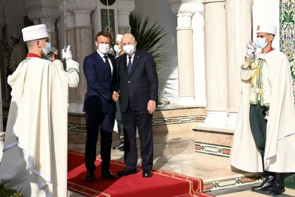 馬克龍?jiān)诎柤袄麃喼袇⒂^著名的馬格里布迪斯科唱片店