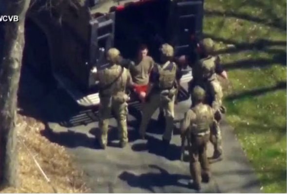 因泄露五角大樓文件而被捕的人是誰？