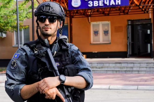 北約士兵部署在科索沃市政廳周圍與塞族抗議者對(duì)峙