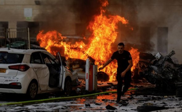 100名以色列平民和士兵在哈馬斯恐怖襲擊中被綁架