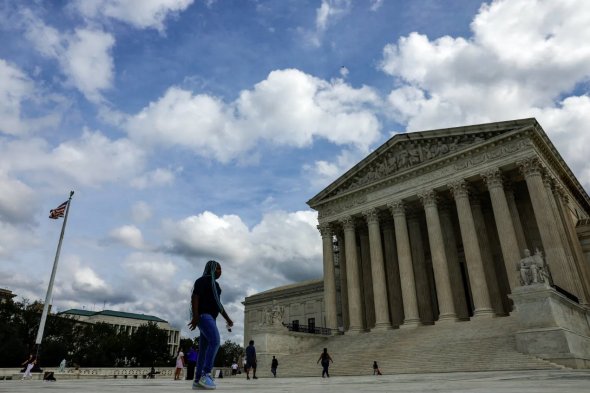 2023年9月22日,參觀者走過美國華盛頓美國最高法院大樓前。