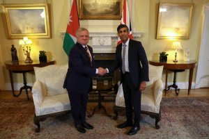 英國首相蘇納克在與約旦國王會面歡迎向加沙空投援