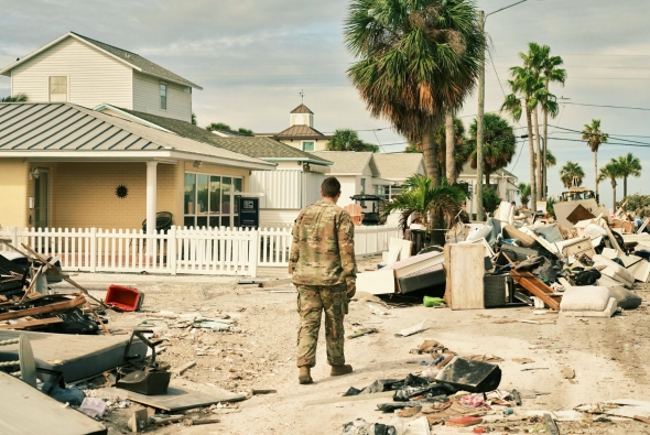 2024年10月8日,佛羅里達州國民警衛隊在圣皮特海灘附近清理颶風海倫造成的殘骸。