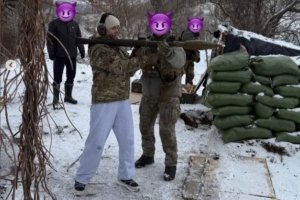 烏克蘭網球明星埃琳娜·斯維托麗娜手持火箭發射器