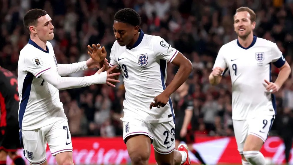 邁爾斯·劉易斯-斯凱利在英格蘭對(duì)陣阿爾巴尼亞的比賽中首開紀(jì)錄后與菲爾·福登一起慶祝