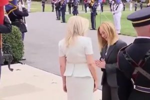 意大利總理梅洛尼向美國(guó)助理致以“Namaste”問(wèn)候