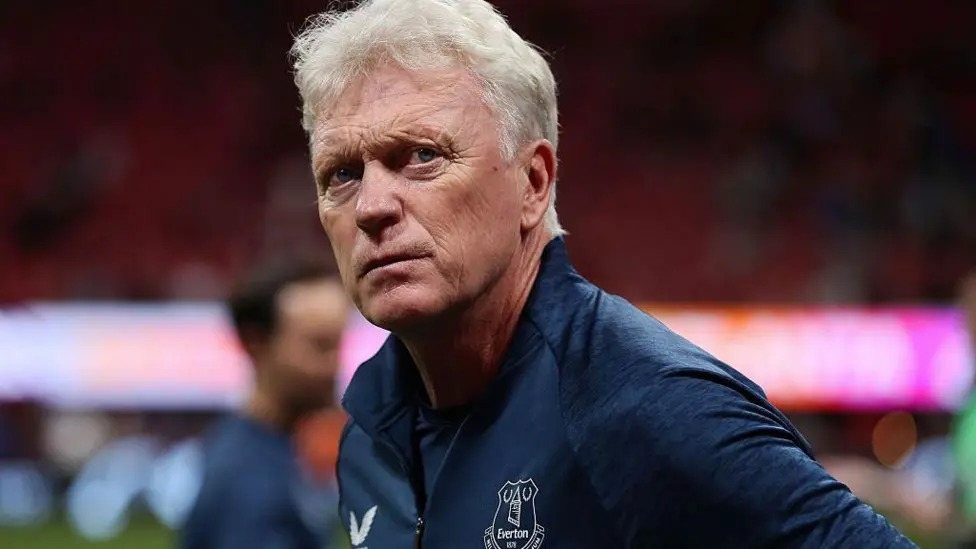 大衛&middot;莫耶斯表情嚴肅