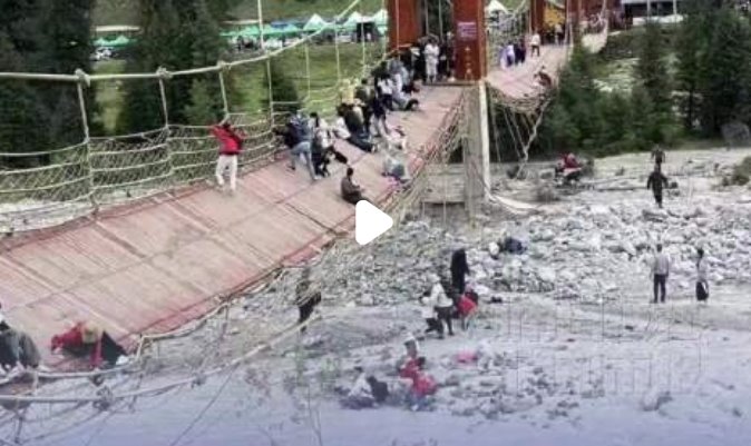 新疆一網(wǎng)紅橋繩索斷裂 多名游客落水