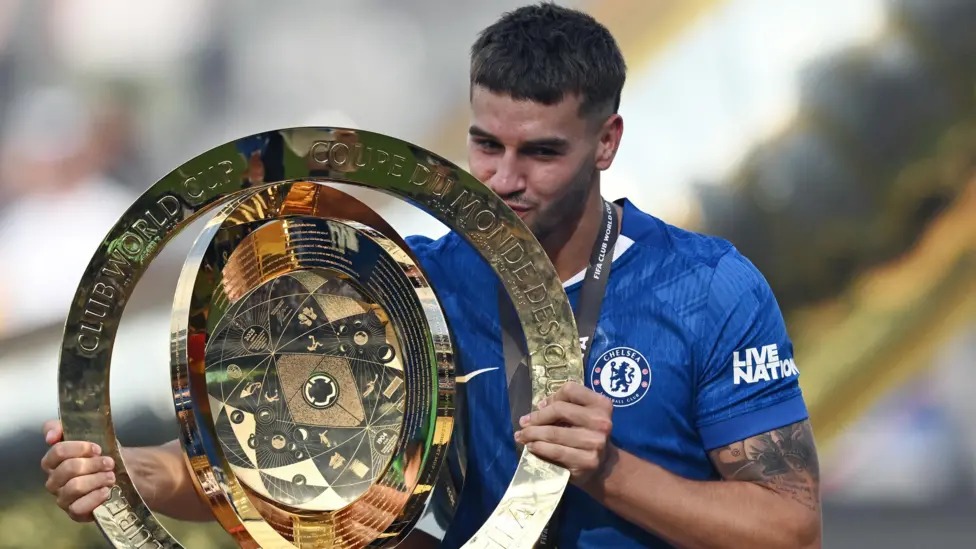 切爾西前鋒馬克·吉烏捧起世俱杯獎(jiǎng)杯