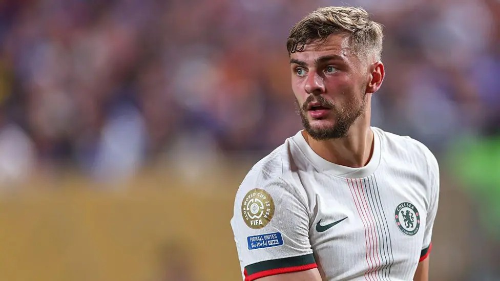 切爾西去年夏天以3000萬英鎊的價(jià)格從萊斯特簽下了德斯伯里-霍爾