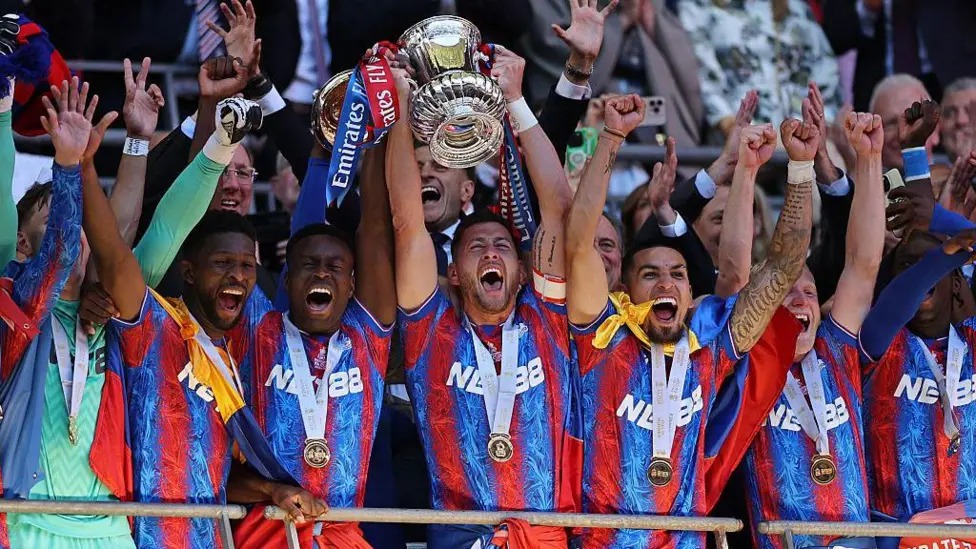 水晶宮在足總杯決賽中擊敗曼城,奪得了他們的第一個(gè)重要獎(jiǎng)杯