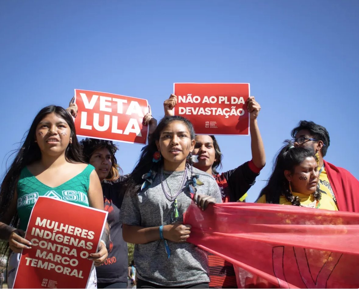 巴西原住民婦女在巴西利亞抗議放松環(huán)境控制 