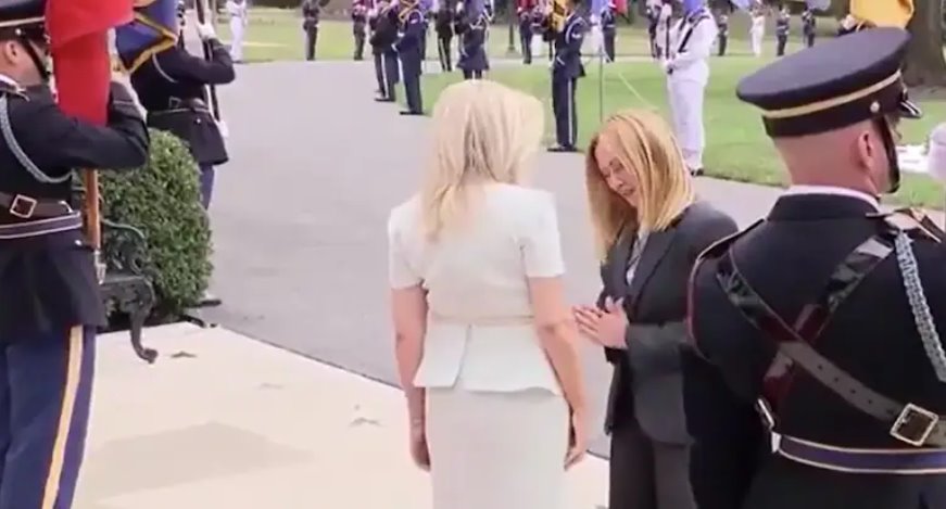 意大利總理喬治亞·梅洛尼向美國(guó)禮賓司司長(zhǎng)莫妮卡·克勞利致以“合十禮”問候