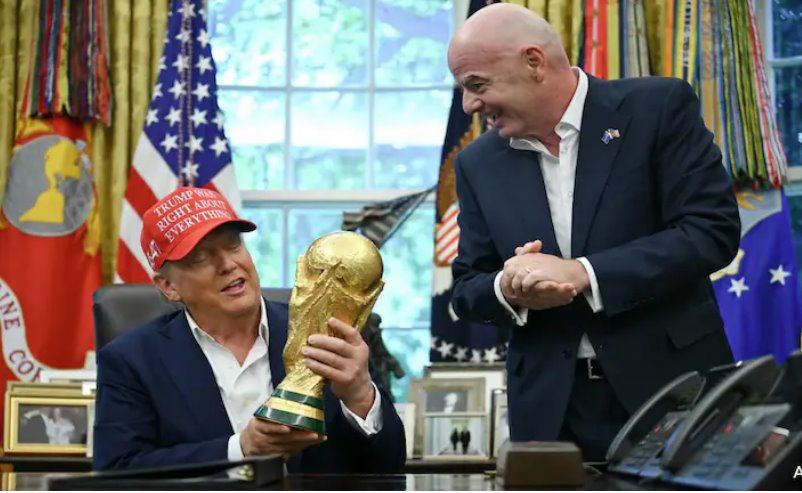 國際足聯主席向特朗普展示2026年世界杯獎杯