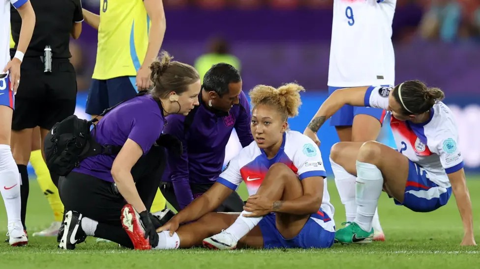 勞倫&middot;詹姆斯在英格蘭對陣瑞典的2025年女足歐洲杯四分之一決賽后期在場上接受治療