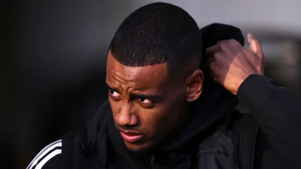 紐卡斯?fàn)柭?lián)隊(duì)以英國創(chuàng)紀(jì)錄的轉(zhuǎn)會(huì)費(fèi)將亞歷山大&middot;伊薩克賣給了利物浦