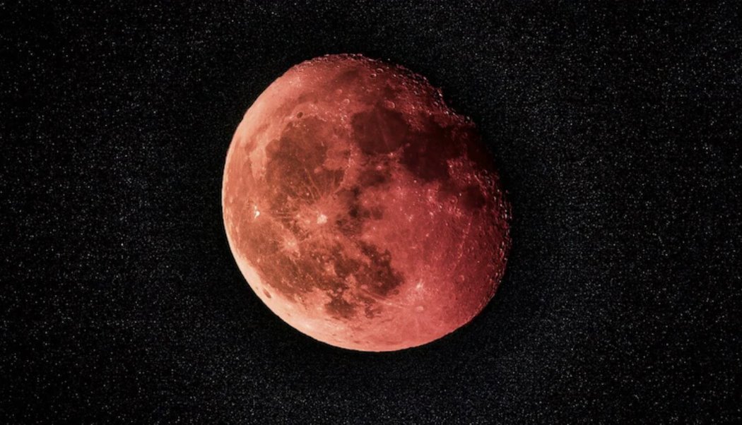 當(dāng)?shù)厍蛑苯咏?jīng)過太陽和月亮之間時(shí),就會(huì)發(fā)生月食。