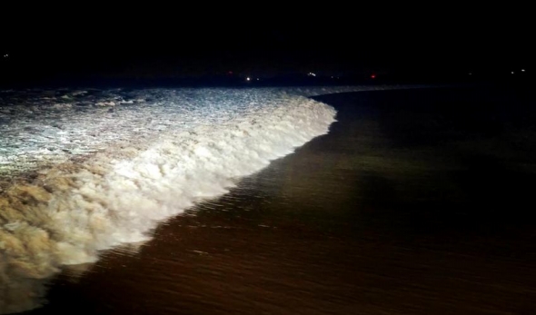 錢塘江現震撼月亮潮