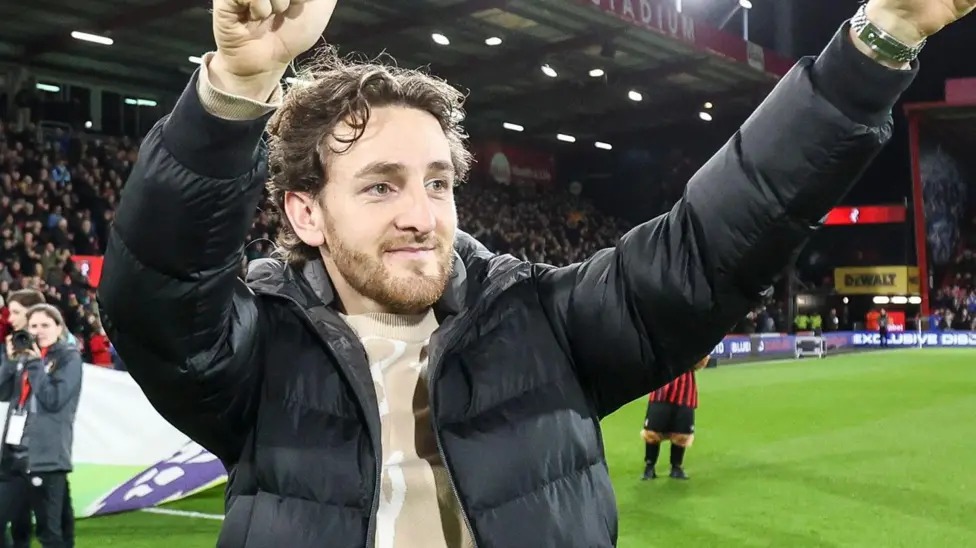 湯姆&middot;洛克耶曾為布里斯托流浪者隊、盧頓隊和查爾頓競技隊出場超過400次，并為威爾士隊出場16次