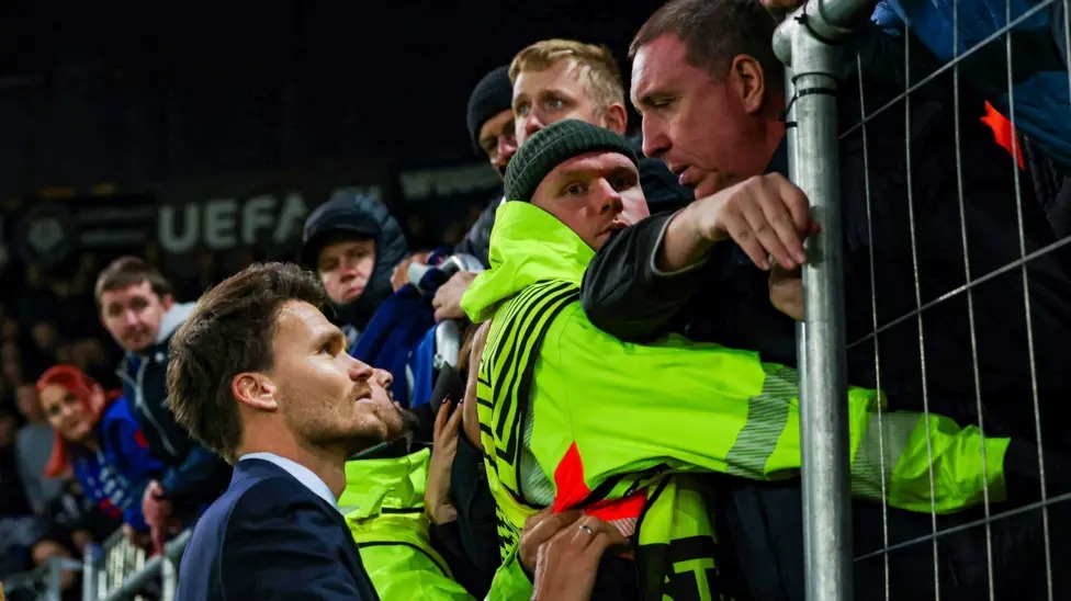 流浪者隊新任主教練丹尼&middot;羅爾在失利后向客隊球迷致意