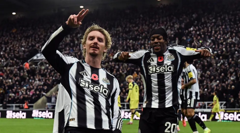 尼克&middot;沃爾特馬德為紐卡斯爾聯隊攻破托特納姆熱刺隊的球門