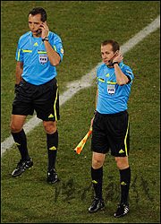 英格蘭遭誤判內幕曝光 主裁邊裁賽后斷交險互毆