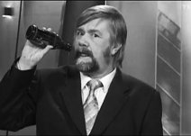 芬蘭電視臺(tái)一位男主播播報(bào)酒駕違章的新聞時(shí)喝酒被