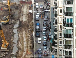 小區(qū)停車費(fèi)突然漲5倍業(yè)主停車堵門抗議