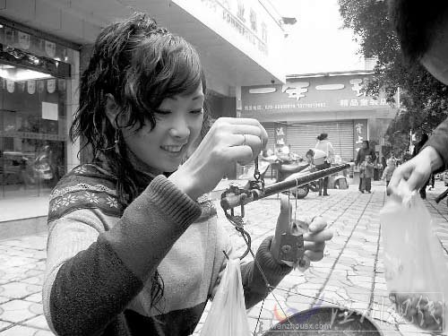 女孩為籌學(xué)費(fèi)走街串巷賣堅(jiān)果走紅網(wǎng)絡(luò)(組圖)