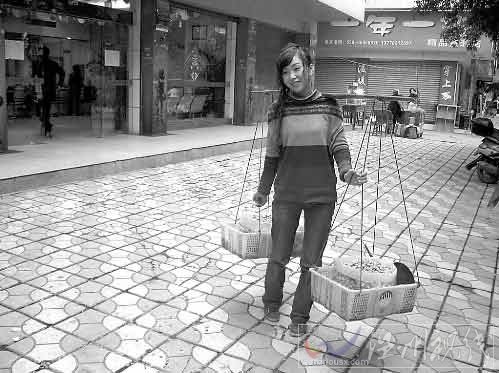 女孩為籌學(xué)費(fèi)走街串巷賣堅(jiān)果走紅網(wǎng)絡(luò)(組圖)