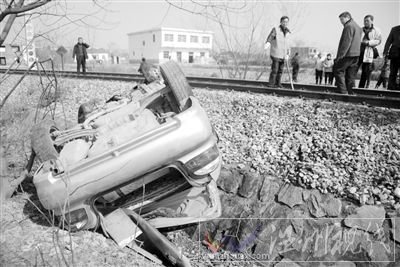 被撞變形的出租車(chē)